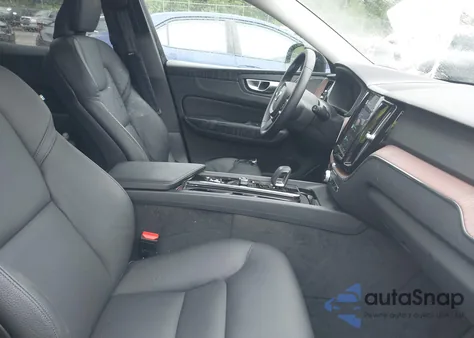 2024 Volvo Xc60 B5 Plus Dark Theme z USA, uszkodzony, nr VIN YV4L12RL4R1713474